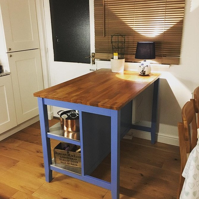 Мобільний кухонний острів IKEA як барна стійка для сніданку або перекусу в квартирі 2026.