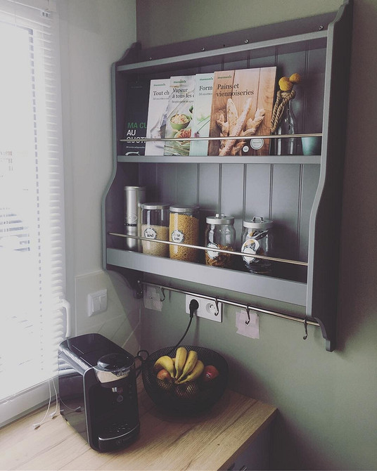 Мобільний кухонний острів IKEA з полицями для зберігання посуду та інвентарю в квартирі 2026.