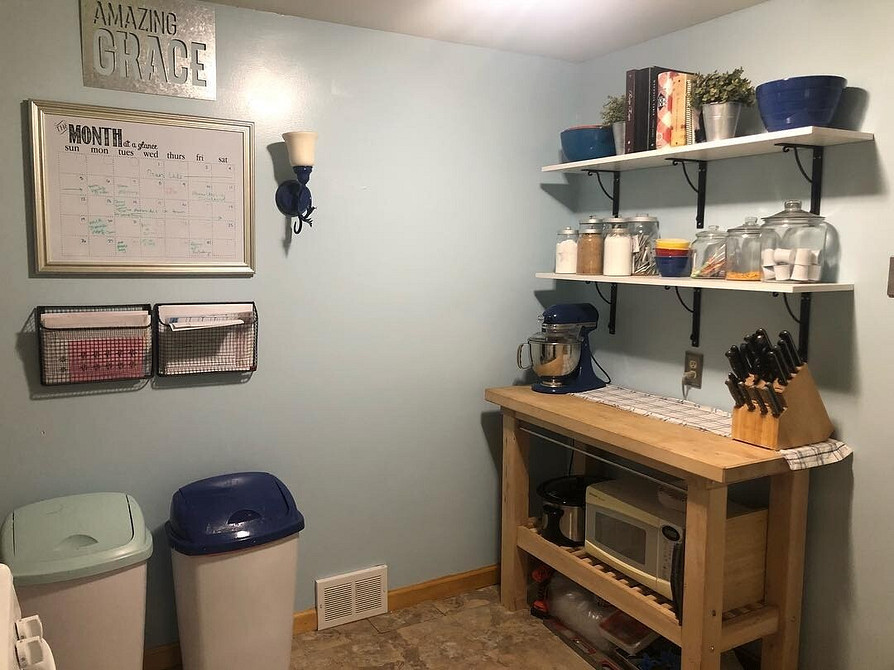 Мобільний кухонний острів IKEA як додаткова робоча поверхня для приготування їжі в квартирі-студії.