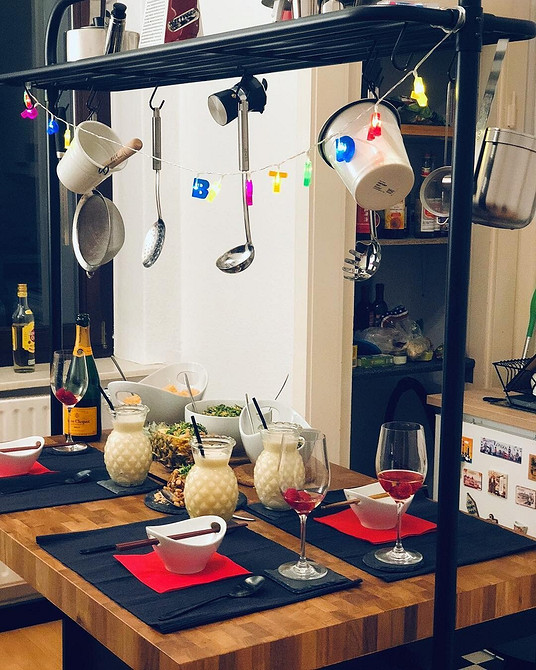 Сучасний кухонний інтер'єр з мобільним островом IKEA: стиль та функціональність.