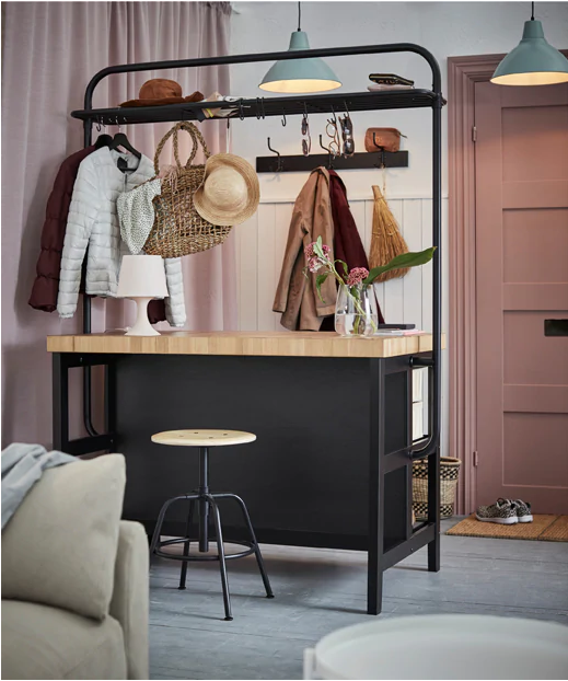 Мобільний кухонний острів IKEA з шухлядами для зберігання кухонного приладдя та посуду.