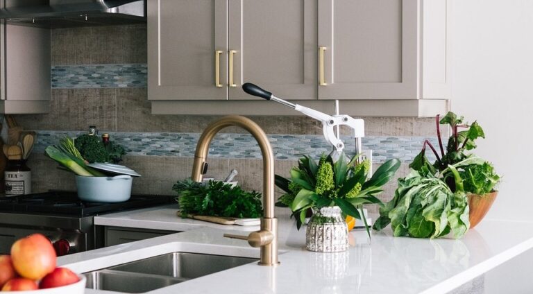 Три способи оновити кухонні фасади у 2026 році: Бюджетні рішення для стильного інтерєру. — Оновлення кухонних фасадів