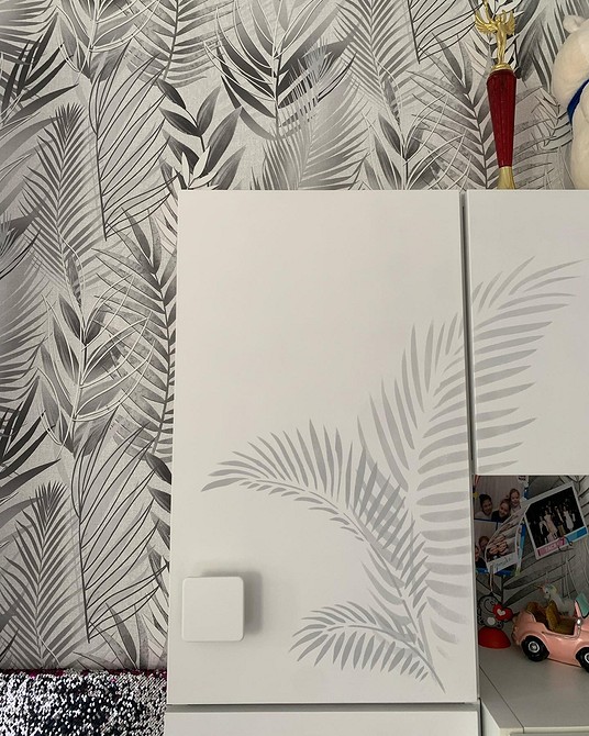 Шафа до і після DIY Порівняння старої шафи до і після реставрації: приклад DIY оновлення меблів.