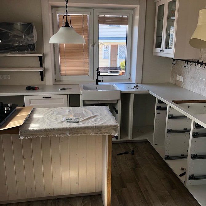 З'єднання кухонних стільниць: правильний вибір матеріалів та технік у 2026 році.