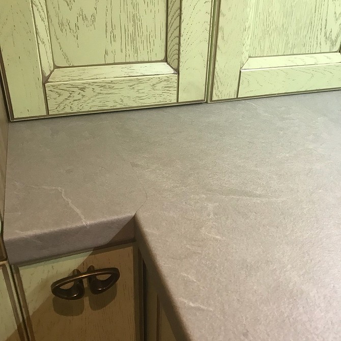 Оптимальне з'єднання кухонних стільниць: сучасні матеріали та технології у 2026 році.