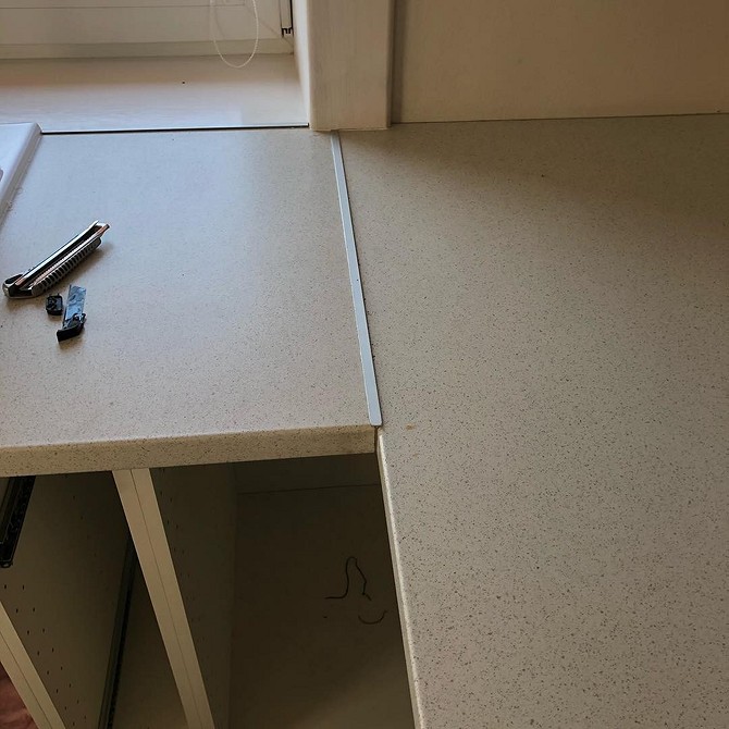 Приклад якісного з'єднання стільниць на кухні: єврозапил для максимальної водонепроникності у 2026.