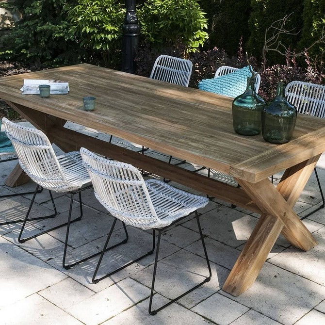 Реставрація старих садових меблів: процес зняття старої фарби з дерев'яної лавки.