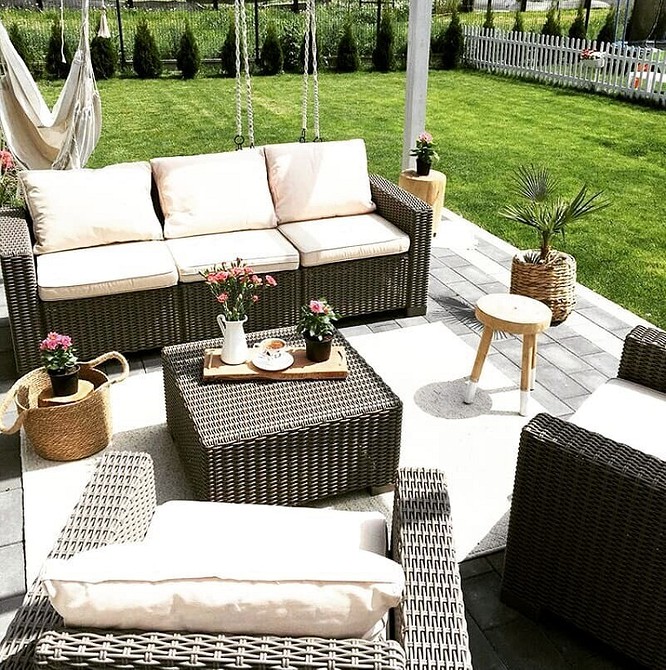 Реставрація дерев'яного столу: шліфування, фарбування та нанесення захисного лаку.