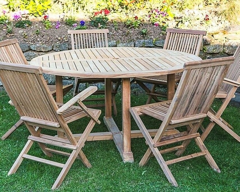 Реставрація садових меблів: обробка деревини антисептиком для захисту від шкідників і вологи.