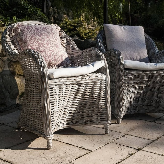 Садові меблі після реставрації: оновлений дерев'яний стіл з новими ніжками в саду.