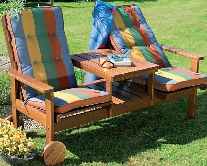 Захист відреставрованих садових меблів: нанесення лаку для захисту від вологи та сонця.