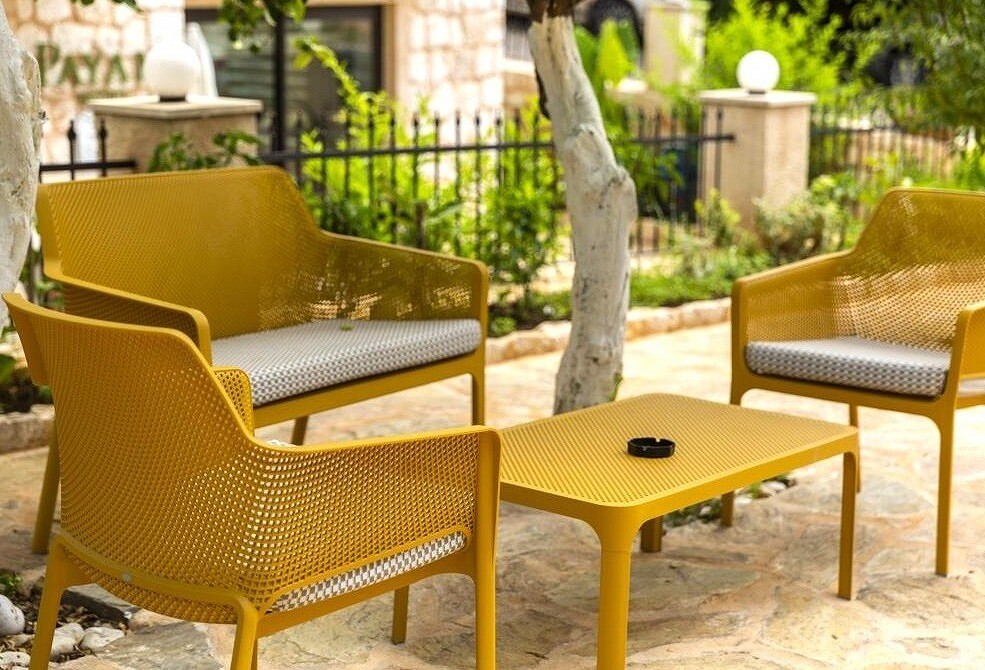 Реставрація дерев'яної лавки: заміна пошкоджених дощок та подальше фарбування.