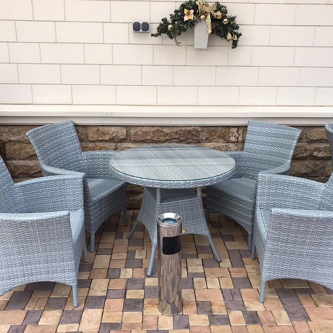 Відновлення ротангових садових меблів: заміна пошкодженого плетіння новим ротангом.