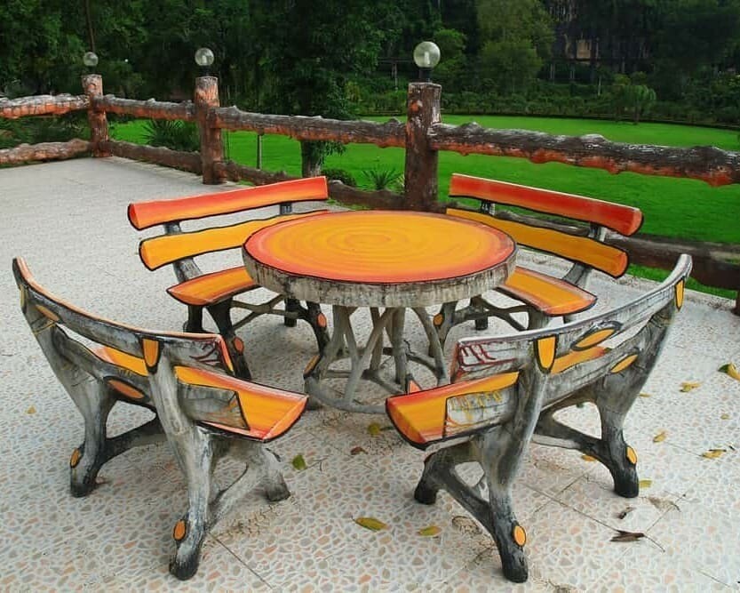 Відновлення садових меблів: підготовка металевого каркасу садового стільця до фарбування.