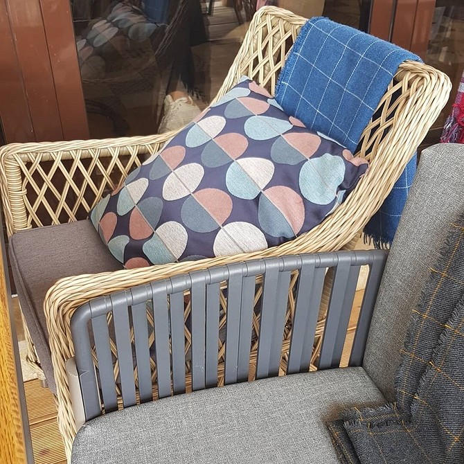 Фарбування ротангового крісла: рівномірне нанесення фарби пензлем для кращого результату.