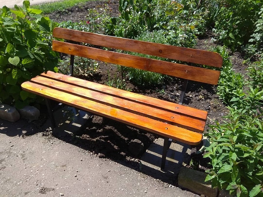 Відновлення кольору дерев'яного столу: використання морилки для надання глибини кольору.