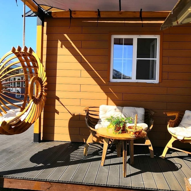 Реставрація пластикових садових меблів: фарбування пластикових стільців у яскраві кольори для саду.