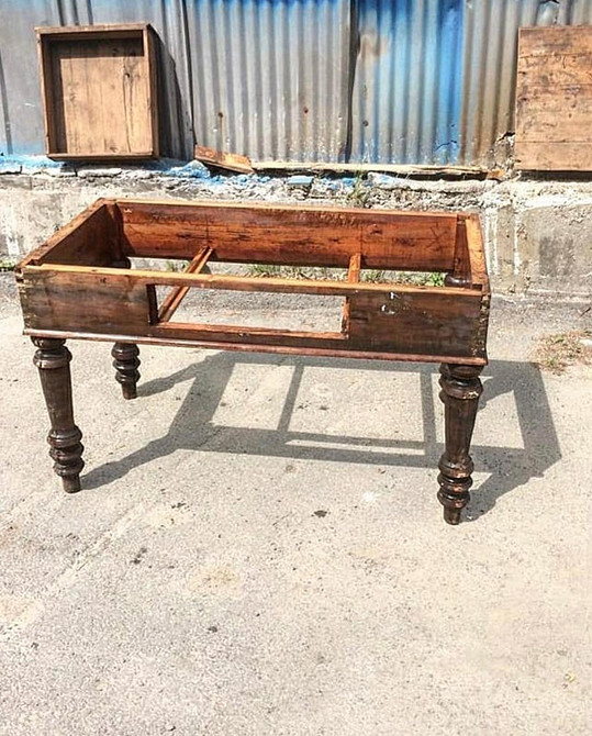 Відновлення дерев'яного столу: шліфування, фарбування та лакування для оновлення меблів.