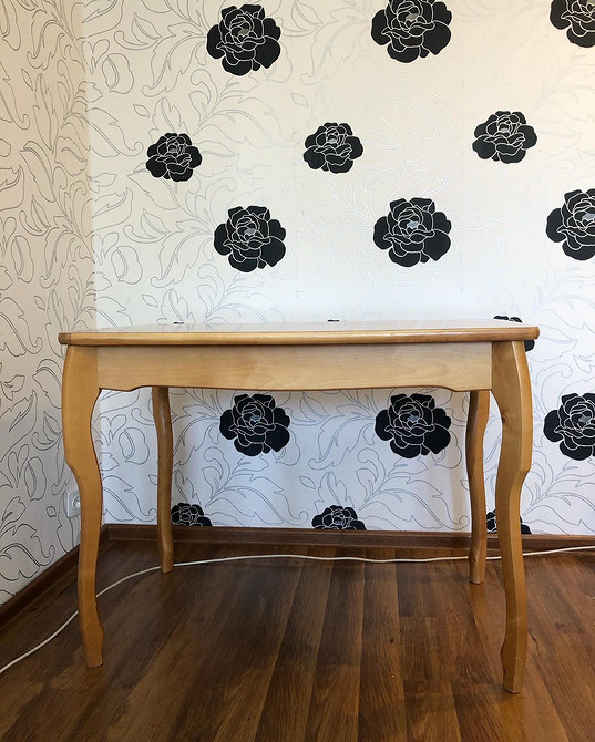 Фарбування старого столу: оновлення дизайну меблів за допомогою яскравої фарби.