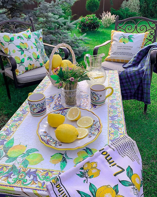 Реставрація столу: порівняння столу до і після відновлення, перетворення.