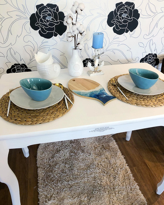 Шліфування старого дерев'яного столу для реставрації: підготовка до фарбування.