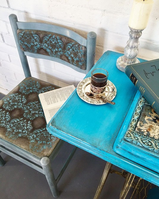 Приклад вдалої реставрації старого стільця своїми руками: оновлені меблі в інтер'єрі.