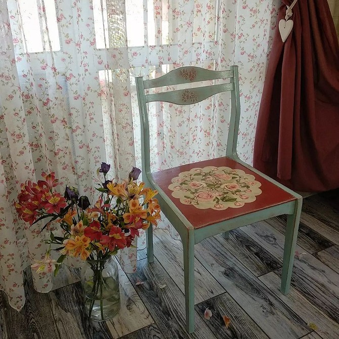 Творчі ідеї та техніки для перетворення старого стільця в стильний предмет інтер'єру.