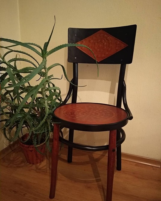 Ідеї декору та оновлення старого дерев'яного стільця для дому та саду.