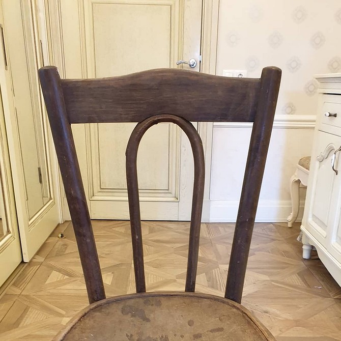 Переробка старого стільця з м'якою оббивкою: комфорт та стиль в оновлених меблях.