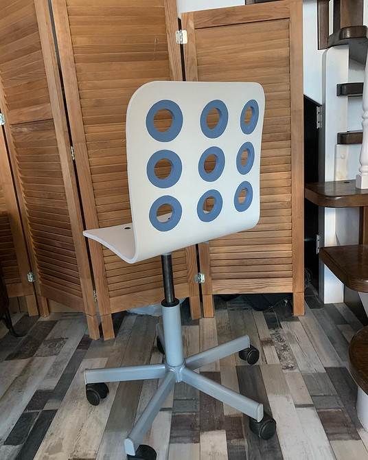 Реставрація дерев'яного стільця: зняття старого лаку та нанесення нового захисного покриття.