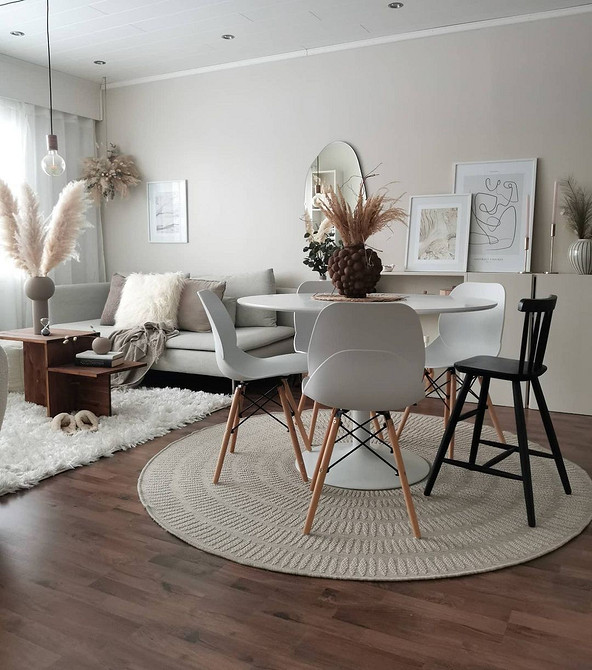 Стильний інтер'єр: сірий диван та кольорові подушки, вдале поєднання кольорів