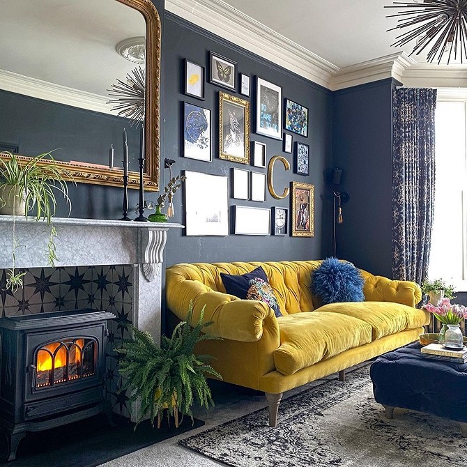 Різні відтінки сірого в інтер'єрі вітальні: м'який диван та пофарбовані стіни.