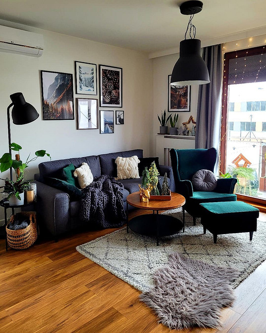 Гармонійне поєднання кольору дивана та стін у сучасній вітальні.