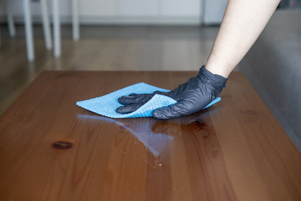 Покрокова демонстрація полірування дерев'яних меблів для довговічності та краси.