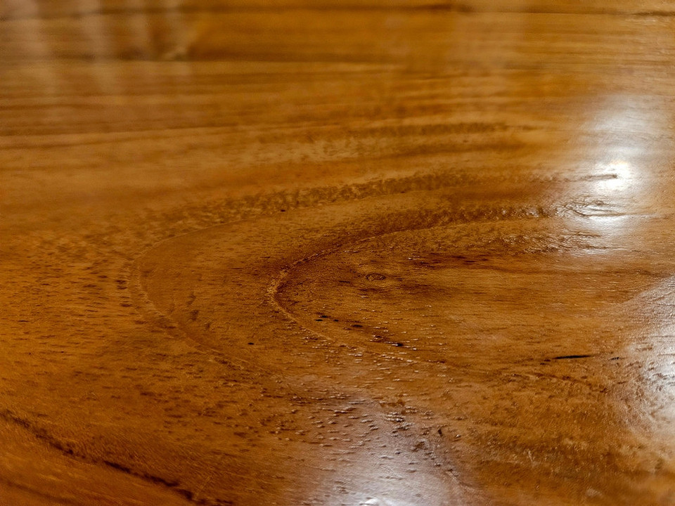 Детальний процес полірування дерев'яних меблів для захисту та оновлення зовнішнього вигляду.