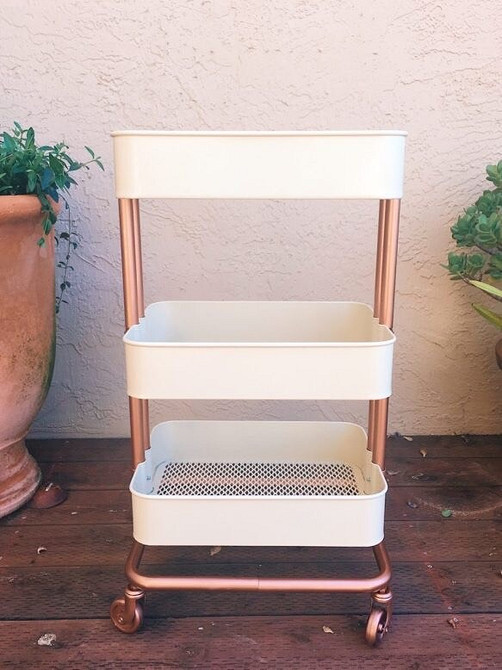 Яскравий стіл ІКЕА після фарбування: акцентний елемент у вітальні, оновлення 2026