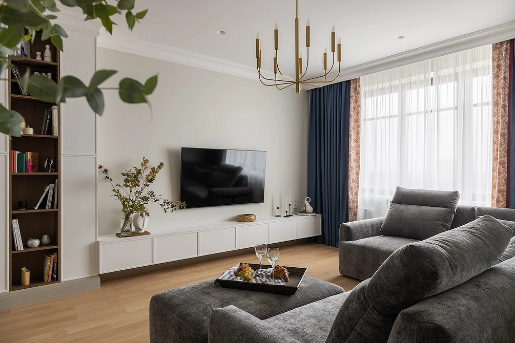 Дизайн кухні-вітальні 2026: стильне оформлення обідньої зони біля вікна з гарним освітленням.