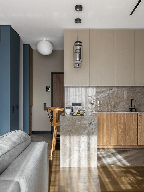 Функціональне планування кухні-вітальні 2026: гармонійний простір з правильно розставленими меблями для зручності.