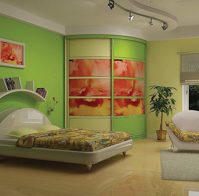 Елегантна кутова шафа в спальні, гармонійно поєднана з приліжковими тумбочками в єдиному стилі.