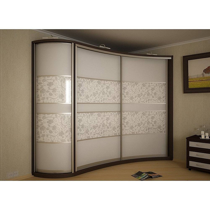 Підсвітка для комфорту Кутова шафа-купе в спальні з вбудованою підсвіткою для зручності використання.