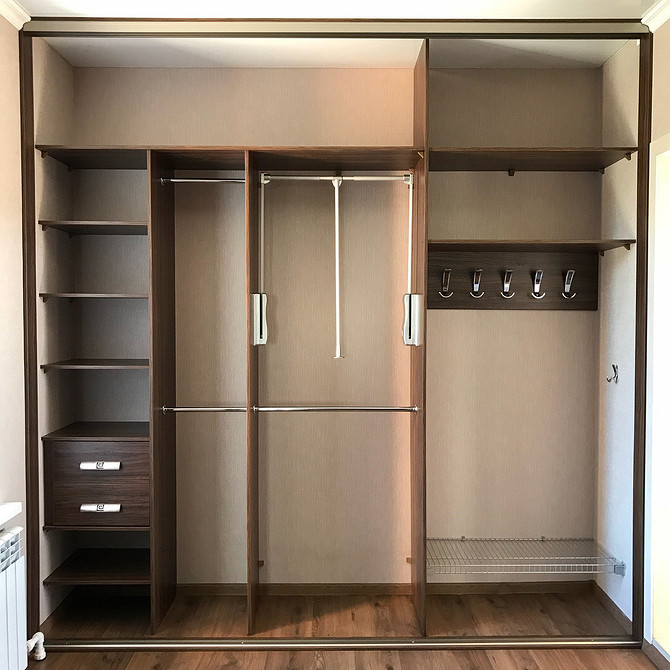 Зручне зберігання Кутова шафа-купе з полицями для зручного зберігання одягу та аксесуарів у спальні.