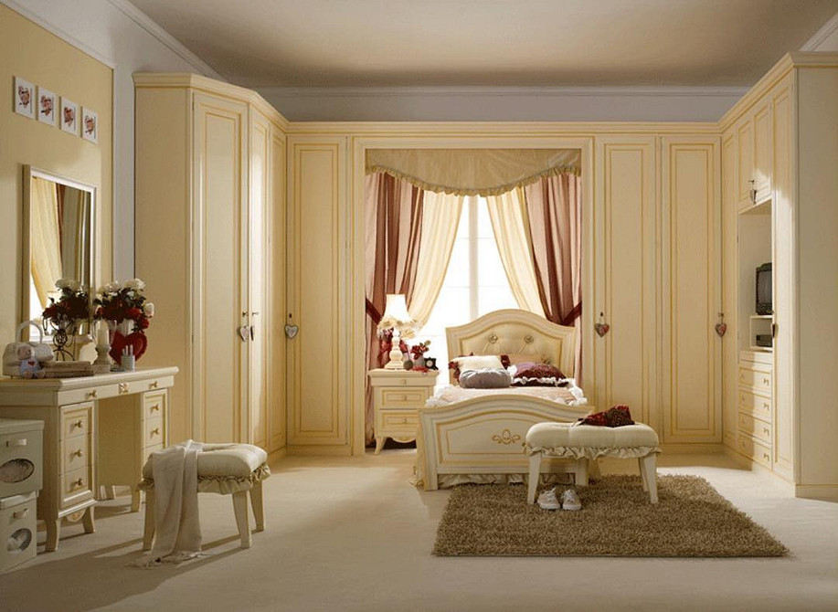 Кутова шафа з відкритими полицями в спальні для зберігання книг, декору та особистих речей.