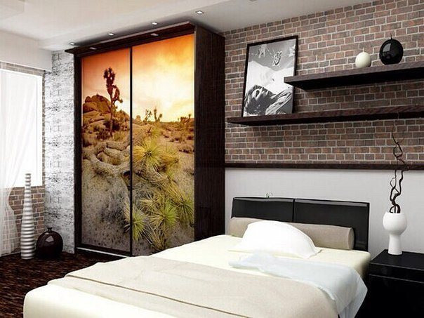 Дзеркало та ДСП Кутова шафа-купе з дзеркальними та ДСП дверцятами в сучасній спальні.