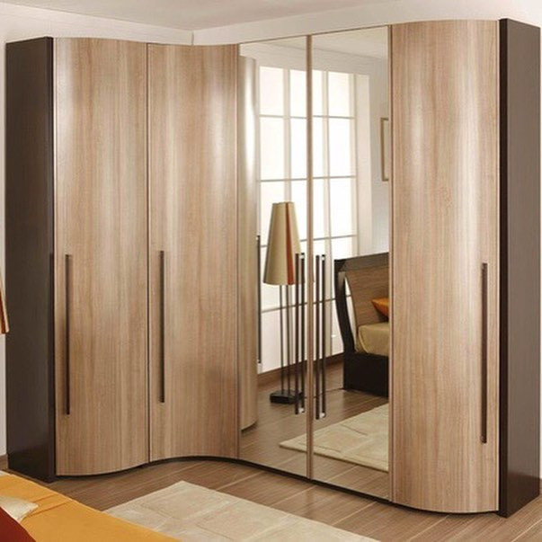 Сучасний дизайн Світла кутова шафа-купе з матовими фасадами в сучасній стильній спальні.