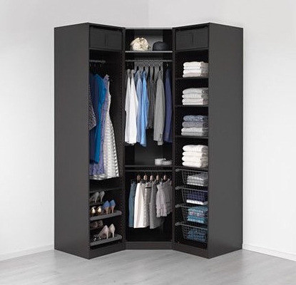 Максимальний об'єм Інтер'єр спальні з великою кутовою шафою-купе для зберігання великої кількості речей.