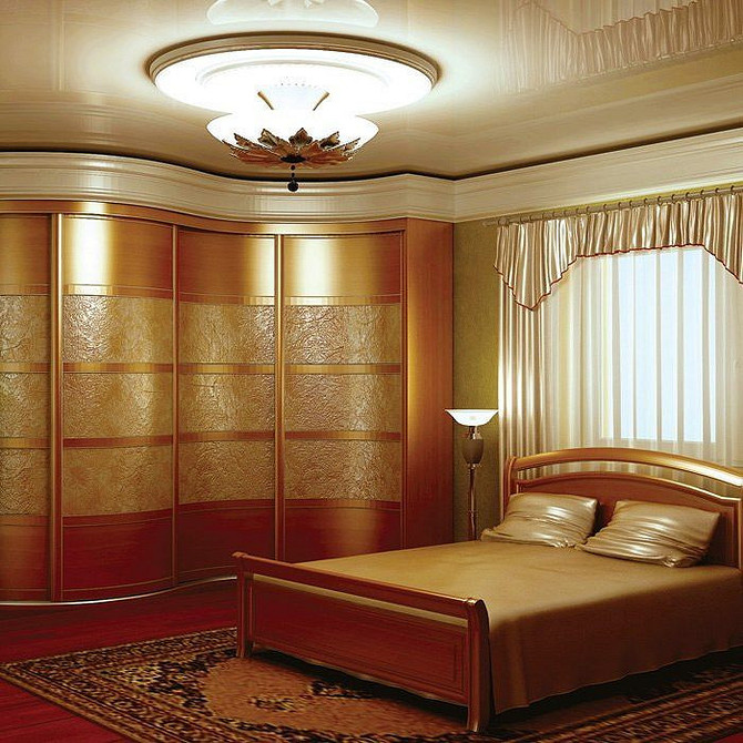 Кутова шафа з комбінованими дверцятами: дзеркало та дерево в дизайні спальні.