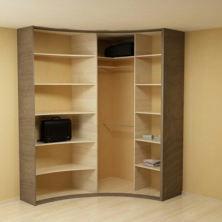 Дзеркальний простір Кутова шафа-купе з дзеркальними дверцятами в спальні для економії простору.