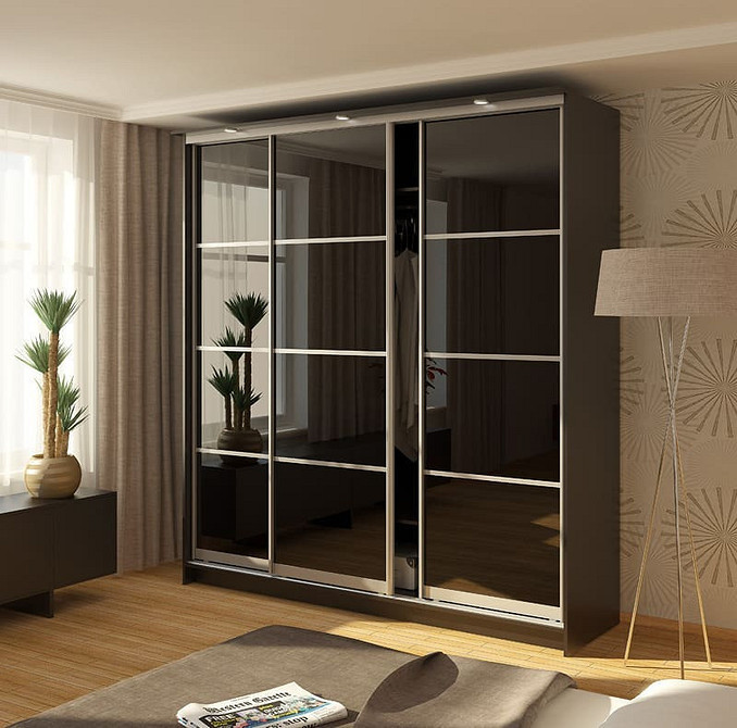 Функціональність та комфорт Функціональна кутова шафа-купе в спальні для зручного та організованого зберігання речей.