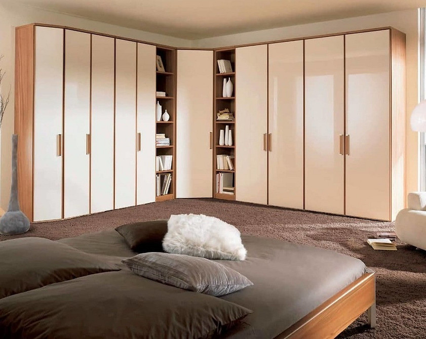 Простір для речей Велика кутова шафа-купе у просторій спальні для максимального зберігання речей.