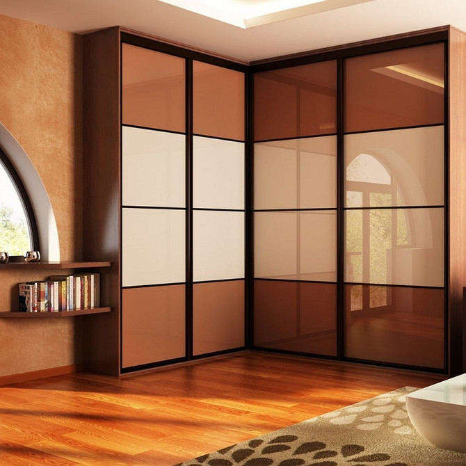 Мінімалізм та комфорт Сучасна кутова шафа-купе в спальні з дерев'яними фасадами у мінімалістичному стилі.